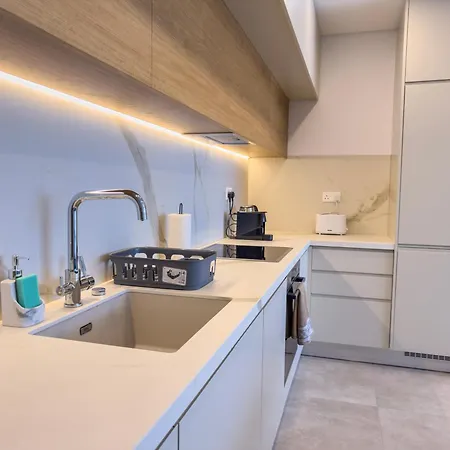 Malberry Park 204 - Modern 2 Bedroom With Pool, Gym, Jaccuzi Apartment