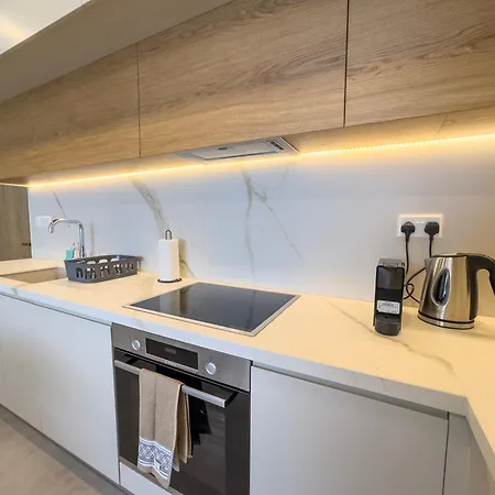 Malberry Park 204 - Modern 2 Bedroom With Pool, Gym, Jaccuzi Apartment